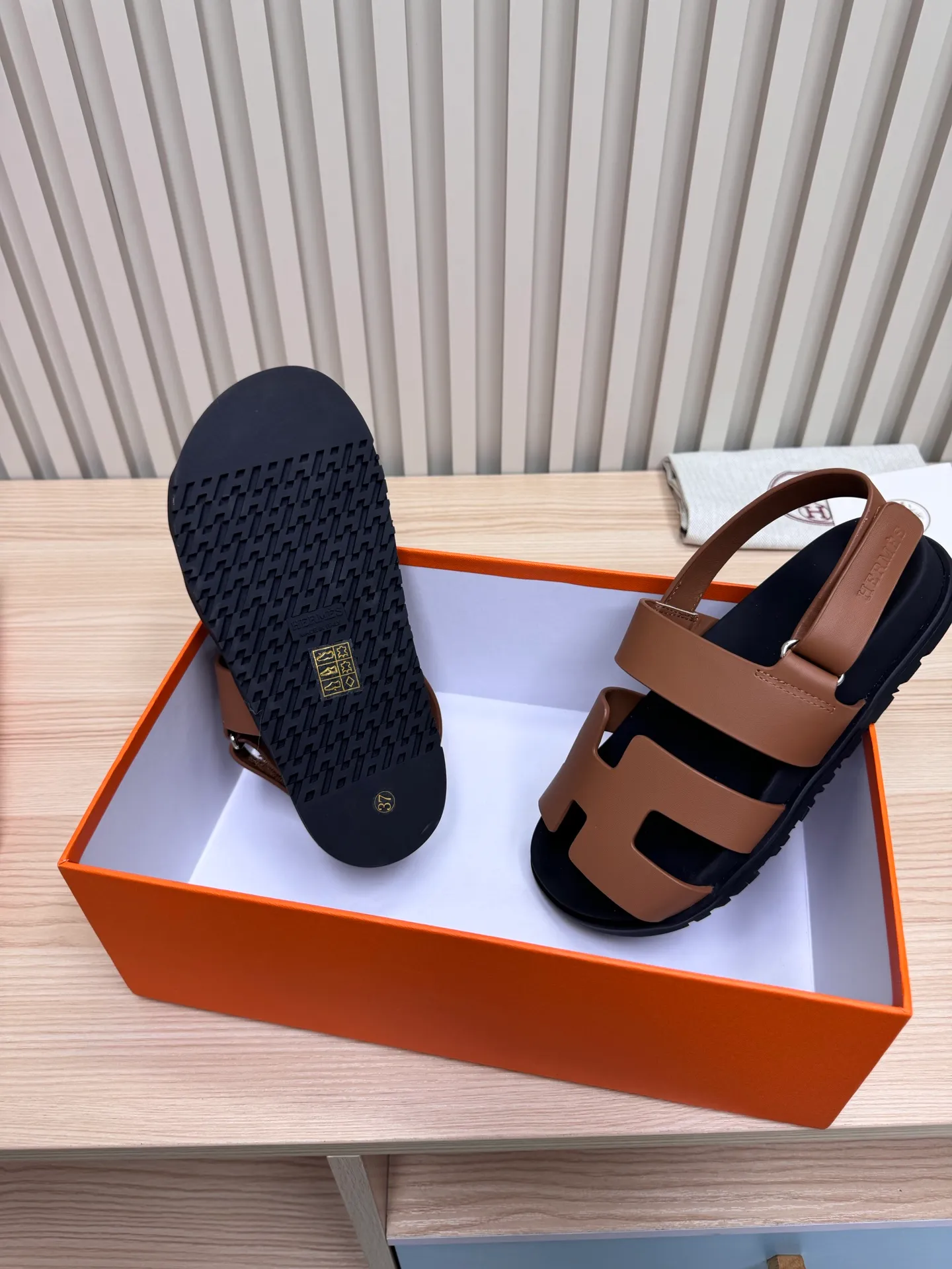 👟👟Ex-factory price 502👟👟Hermes🐎The extremely popular couple’s second uncle slippers/golden sandals and slippers, paired with various colorful socks, are so trendy!  ———————— Upper: imported cowhide/sheep leather/cloth/palmprint leather lining: imported cowhide/sheepskin outsole: Tpu non-slip and wear-resistant outsole Female size: 35-42 (40.41.42 non-returnable and non-exchangeable) Male code: 39-45 (45 non-returnable and non-exchangeable)
